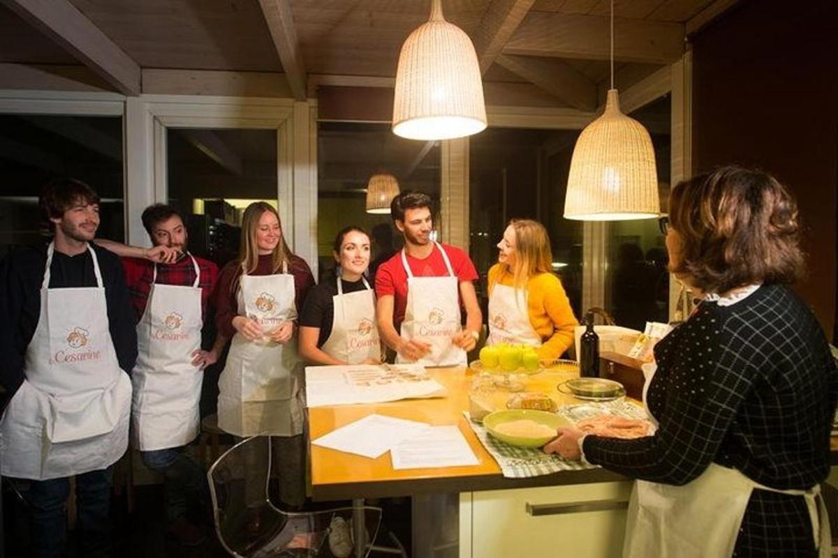 Un grupo de personas en una cocina preparando comida.