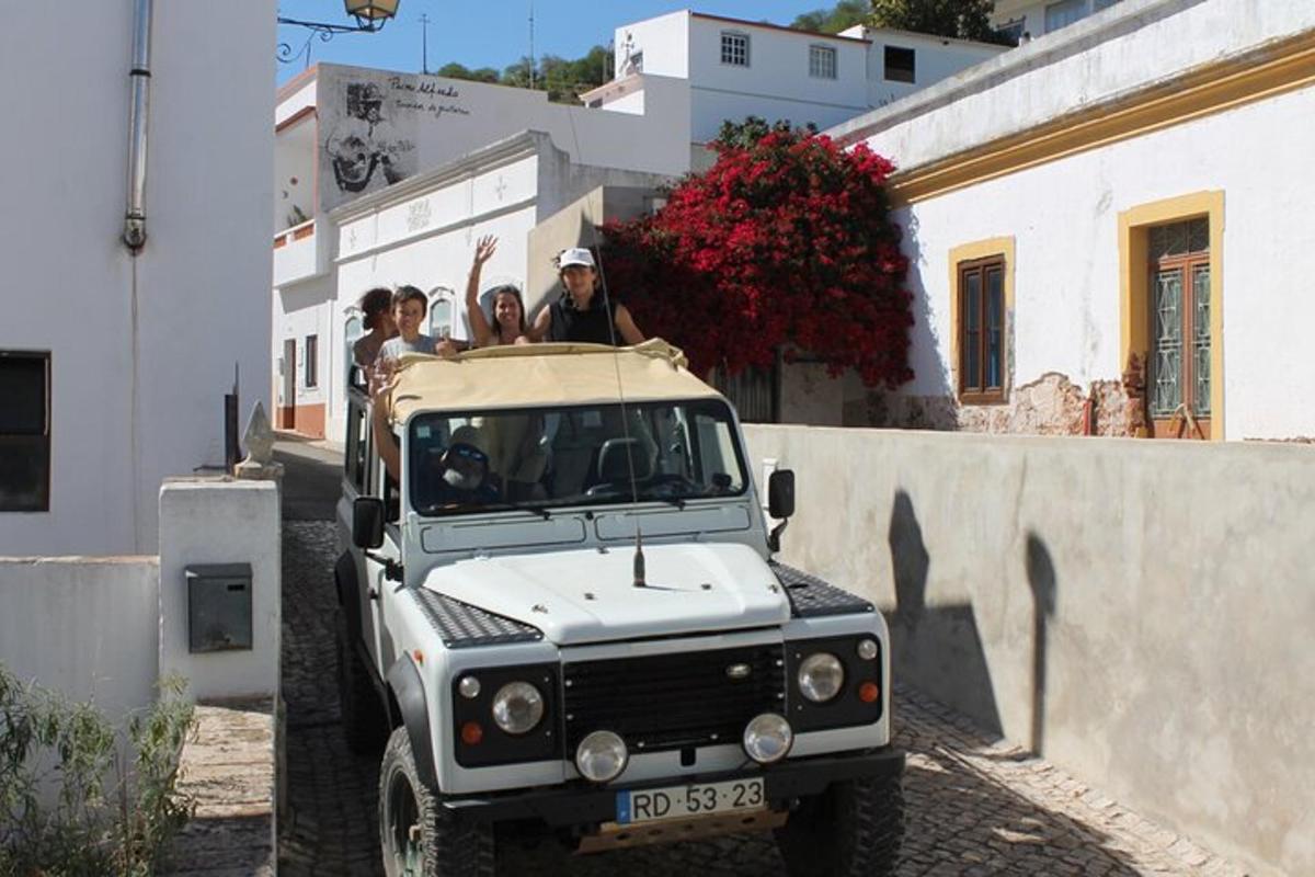 un grup de oameni așezați pe un jeep