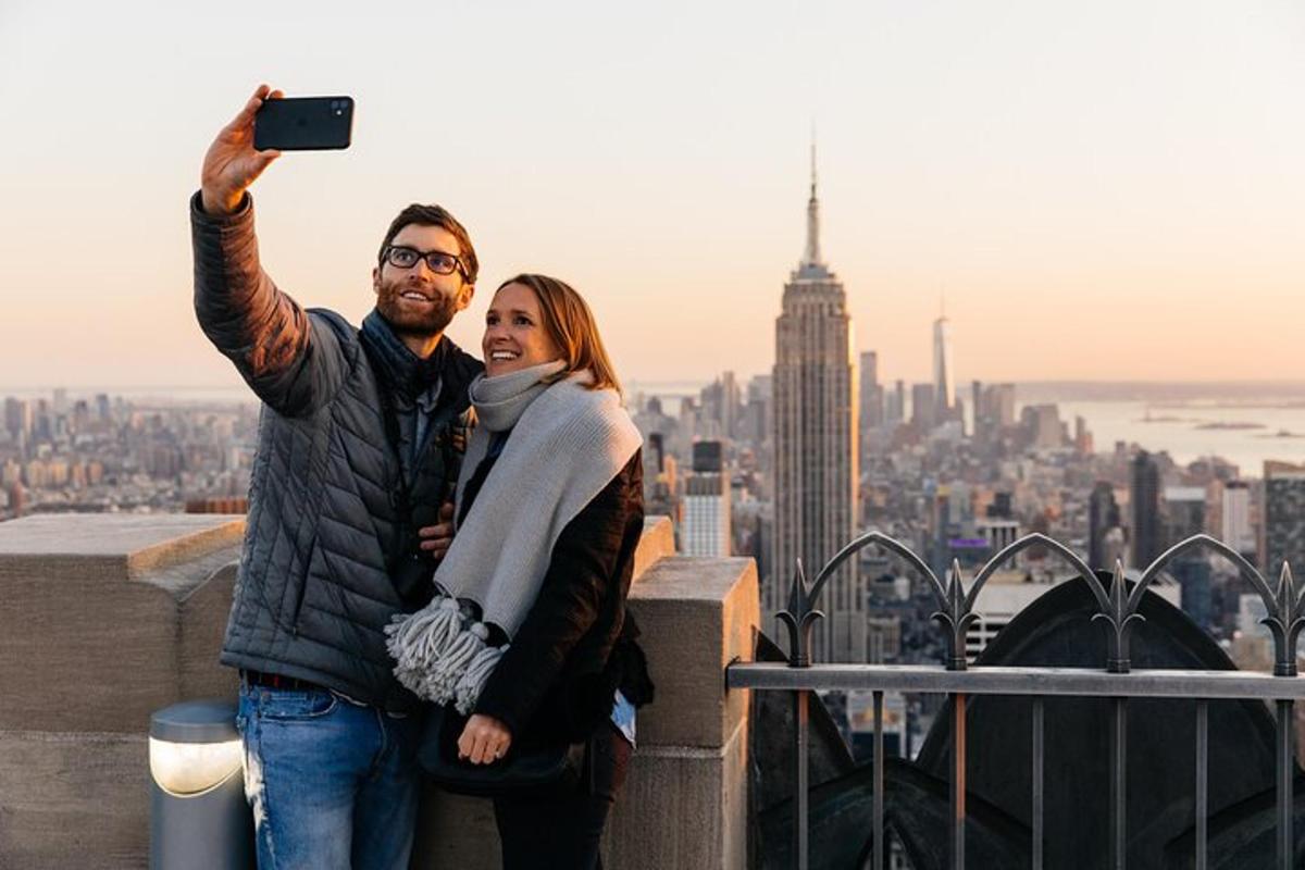 un uomo e una donna che scattano una foto della città