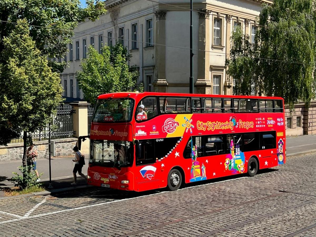isang pulang double decker na bus ang nakaparada sa isang kalye