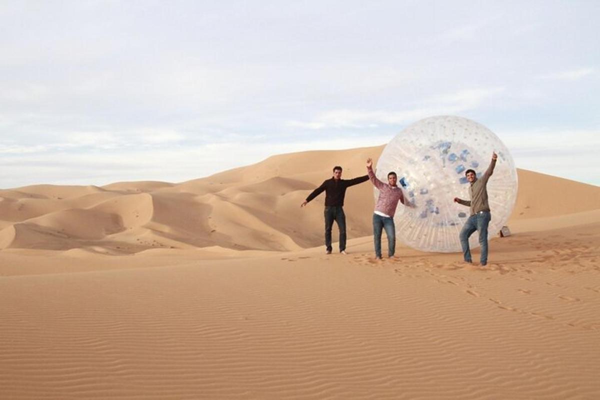 quattro persone in piedi nel deserto che tengono in mano un globo