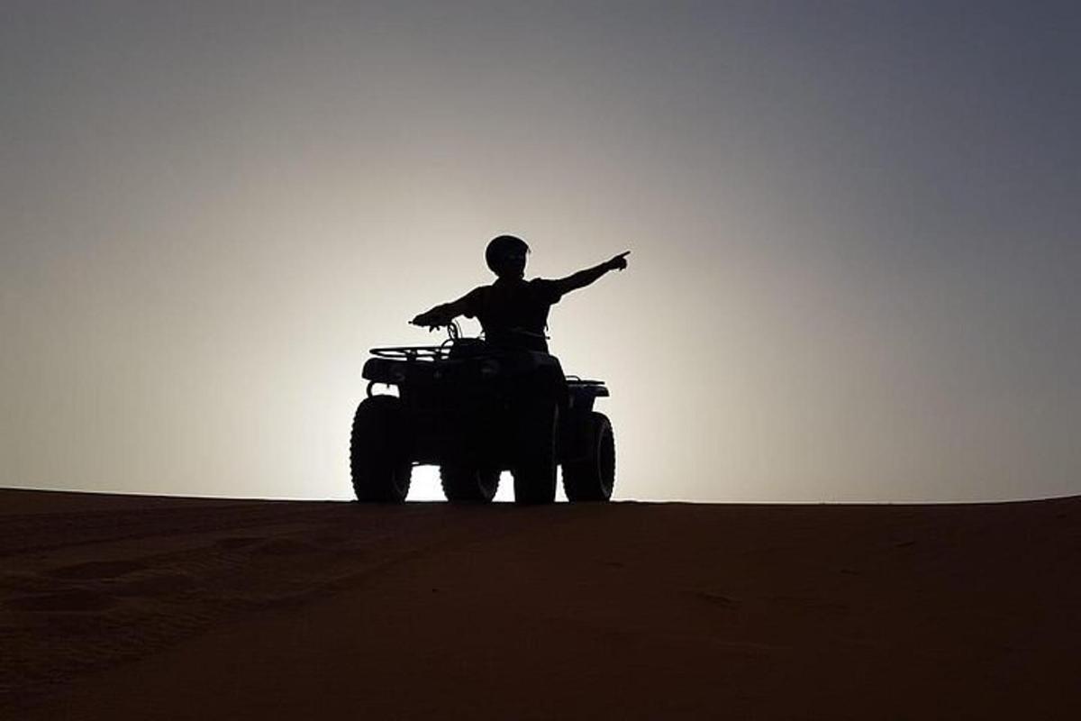 un uomo su un tir nel deserto