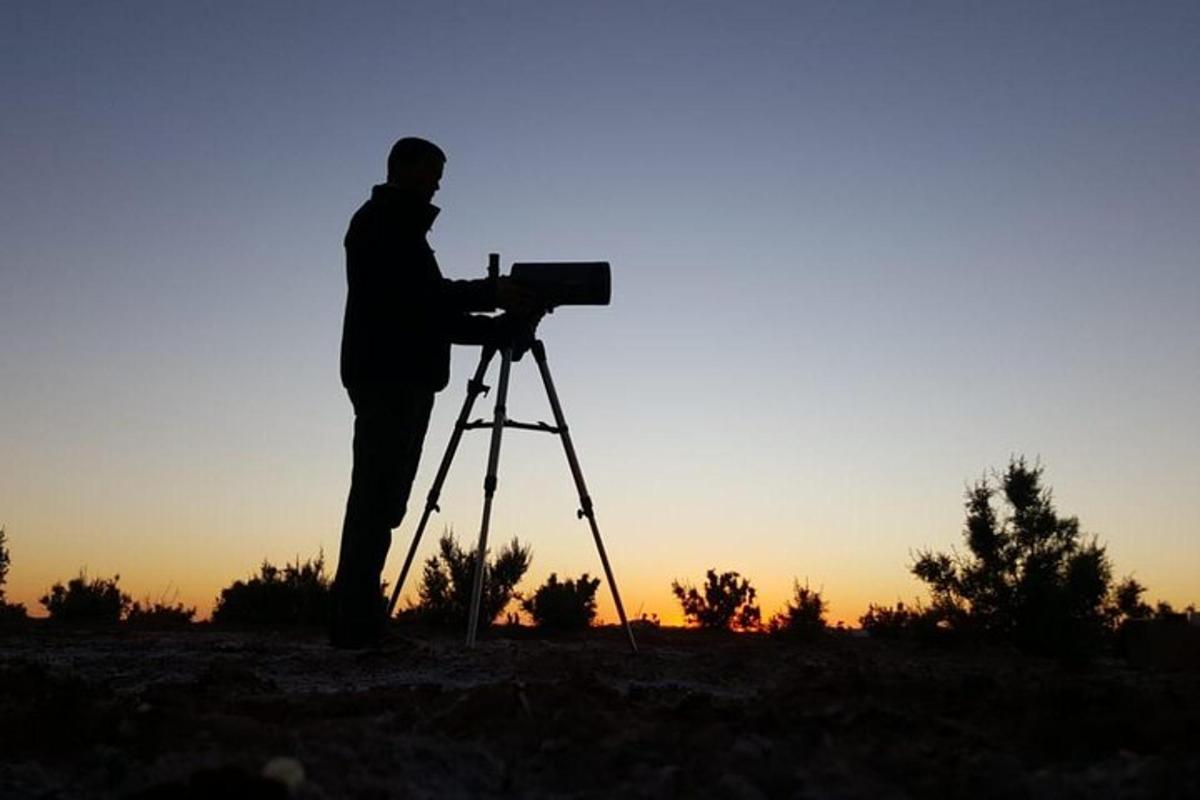 un uomo in piedi davanti a una telecamera su un treppiede