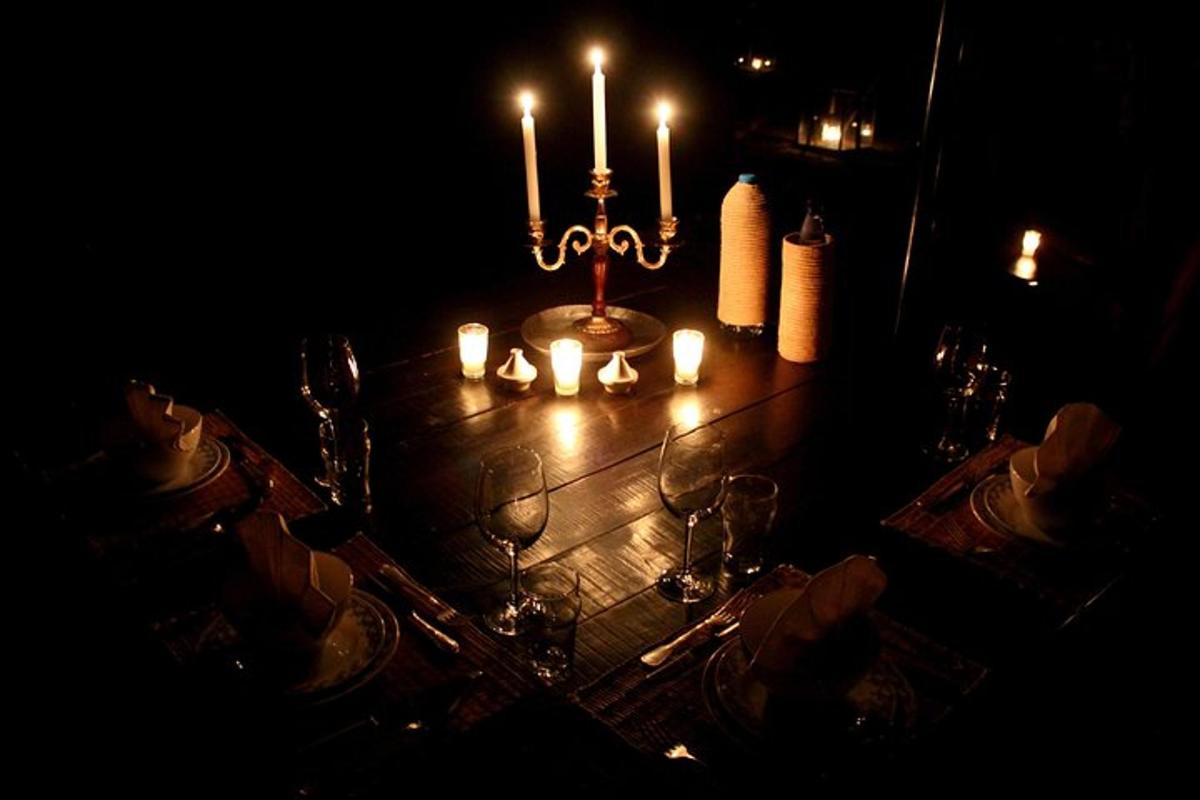 un tavolo da pranzo con candele e bicchieri da vino
