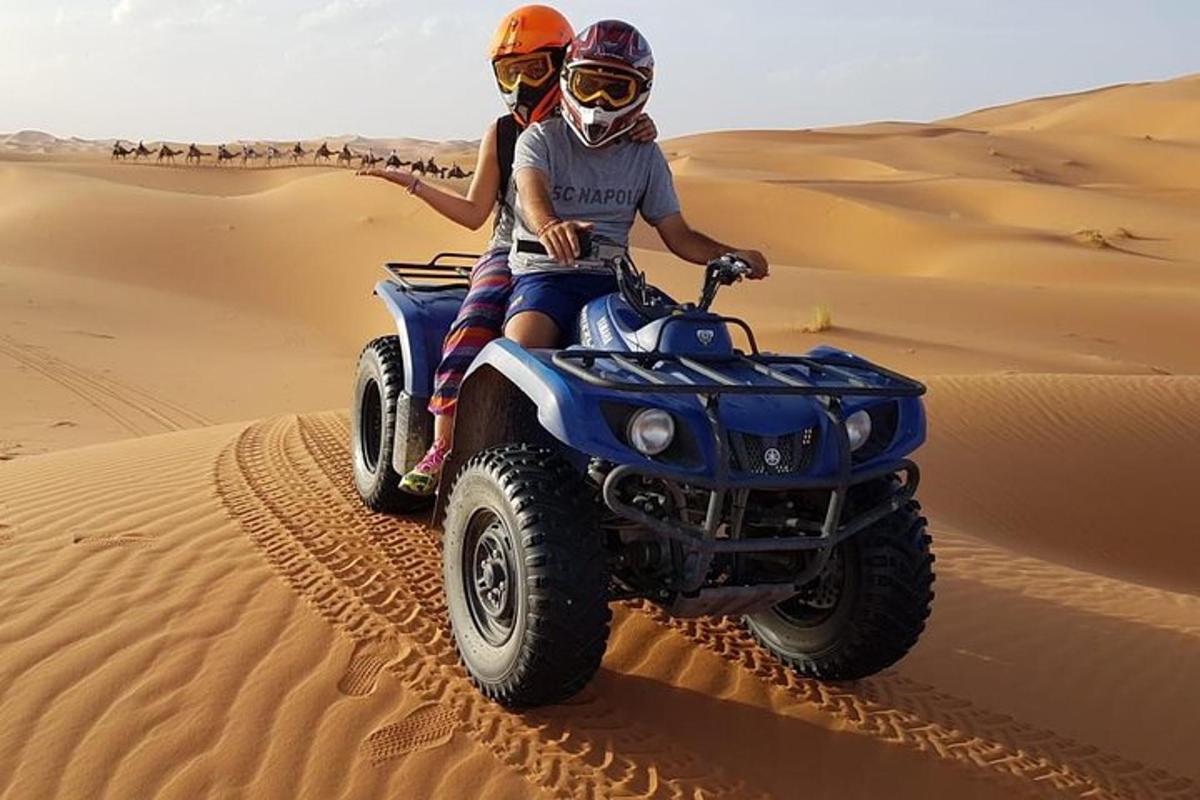 due persone a bordo di un carro a rotelle nel deserto