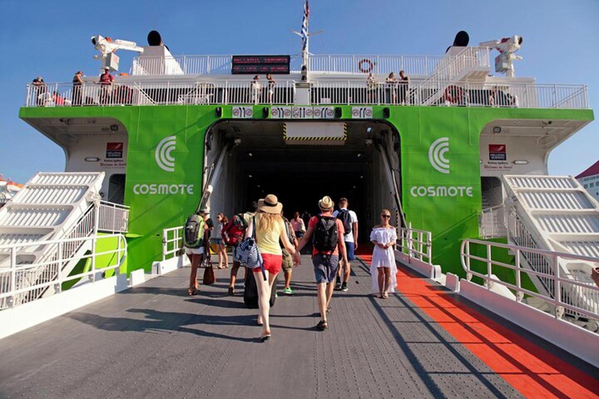 um grupo de pessoas entrando em um navio de cruzeiro