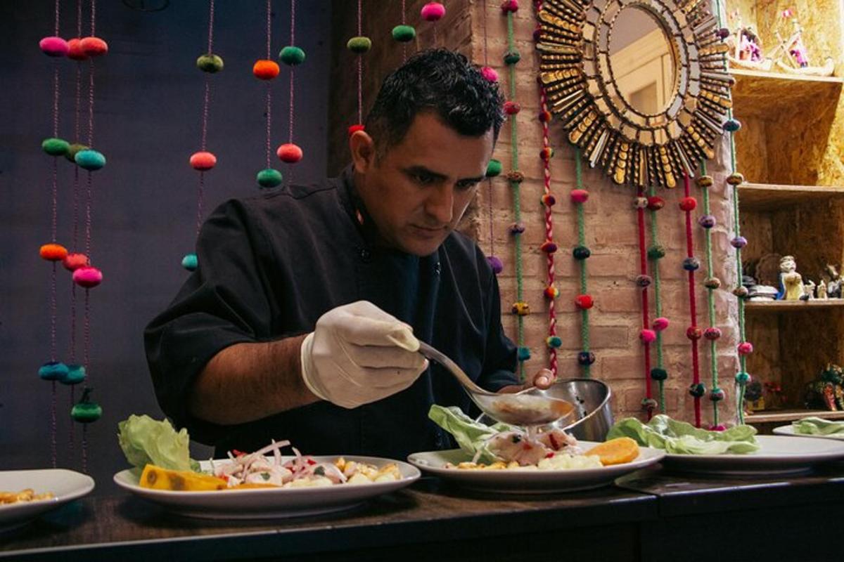un uomo sta preparando il cibo su un tavolo con piatti pieni di cibo