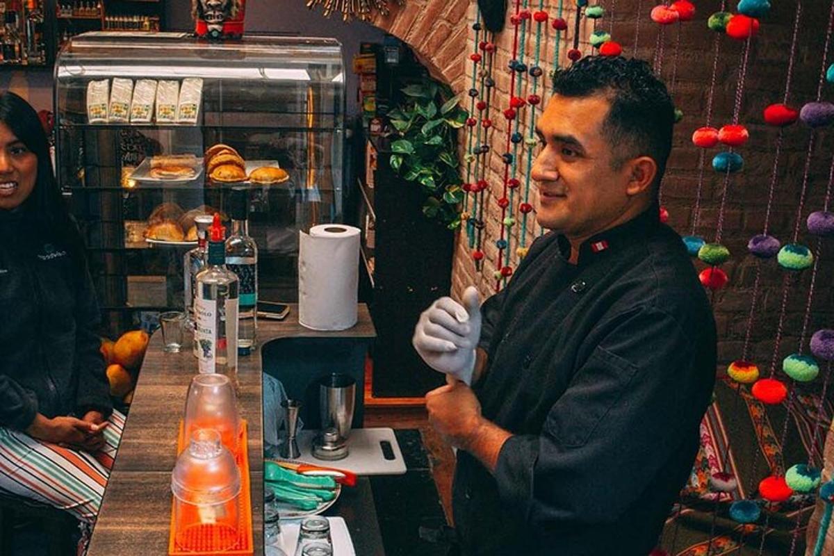 un home assegut a una taula en un restaurant