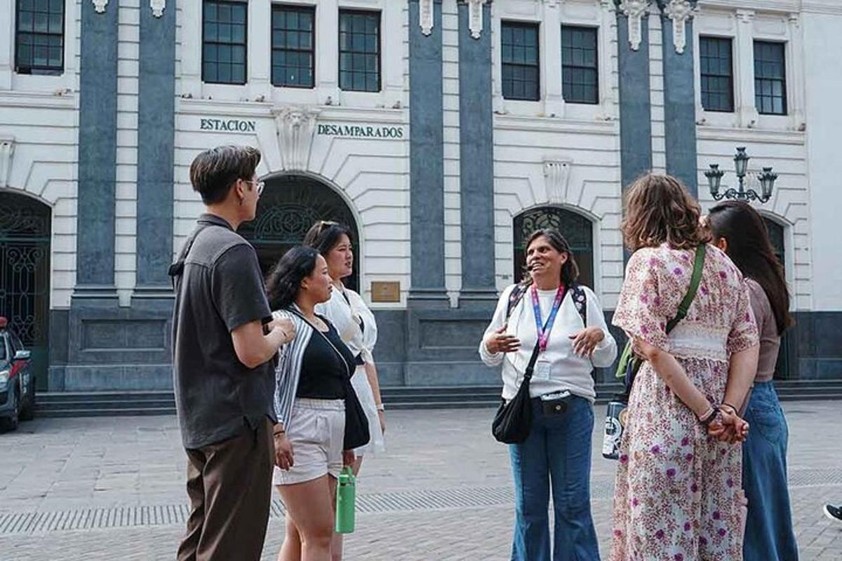 un gruppo di persone in piedi davanti a un edificio