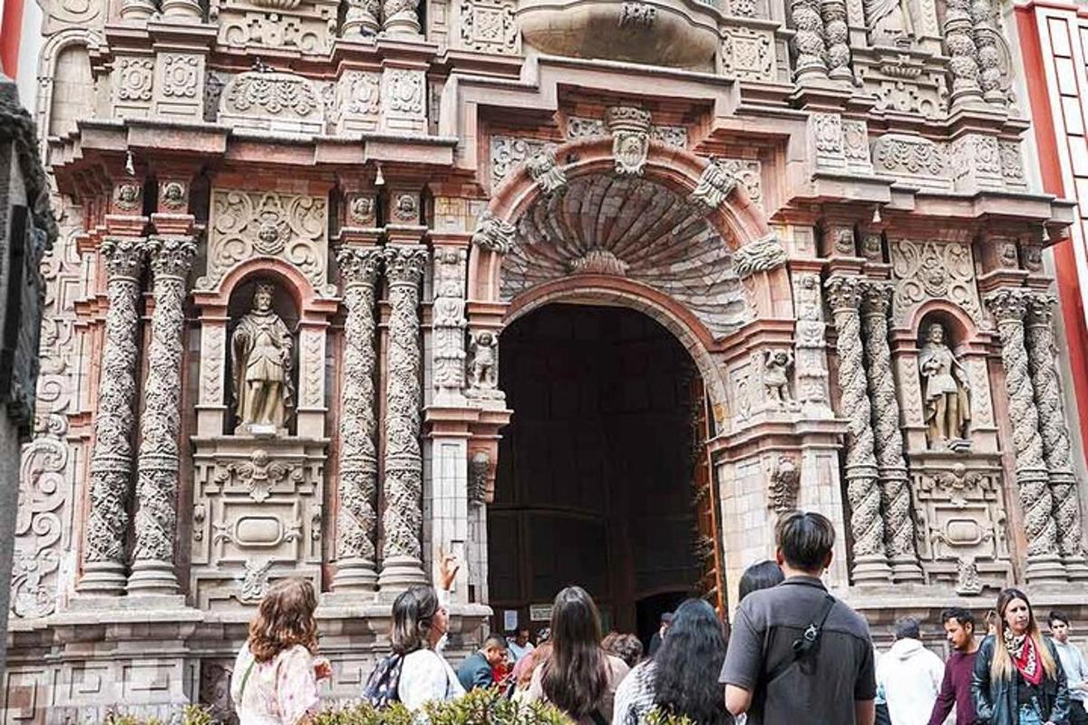 un gruppo di persone in piedi davanti a un edificio