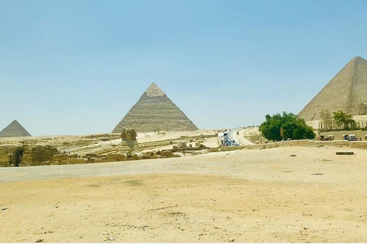 näkymä Gizan pyramideille aavikolta