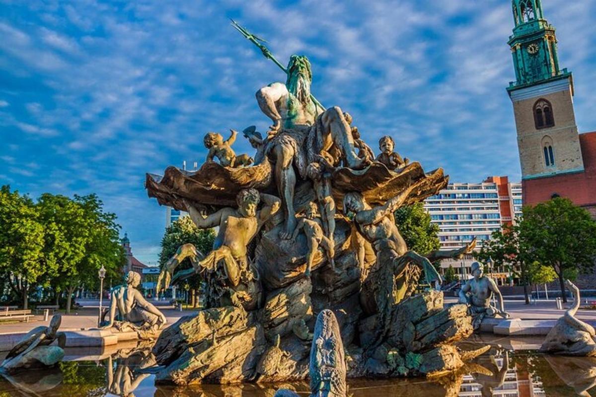 una statua di una fontana con persone sopra