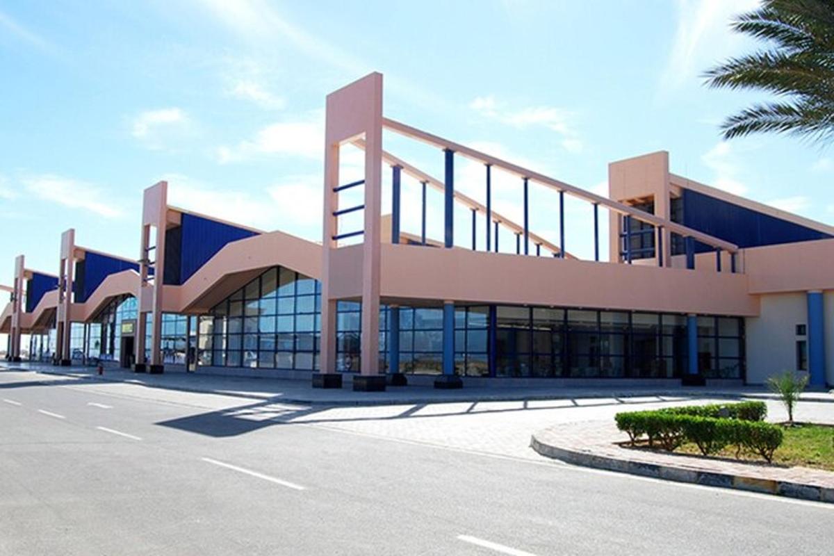 un grande edificio per uffici con molte finestre