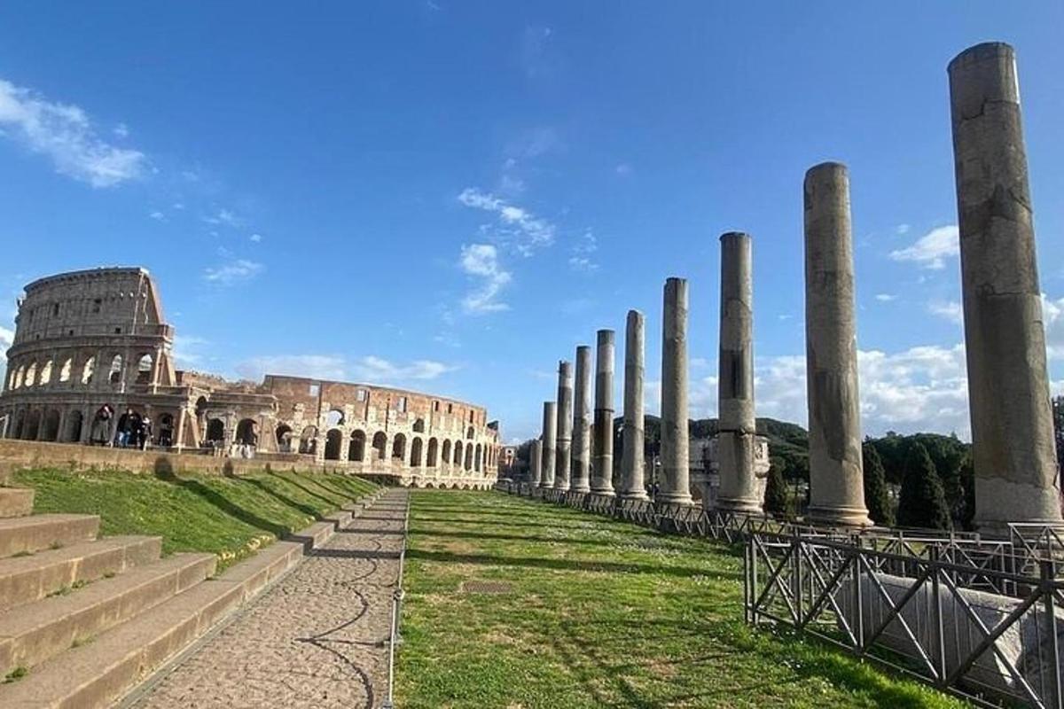 una fila de columnas frente al coliseo
