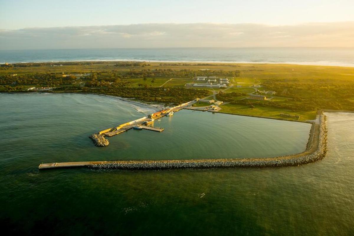 una vista aerea di un'isola nell'acqua