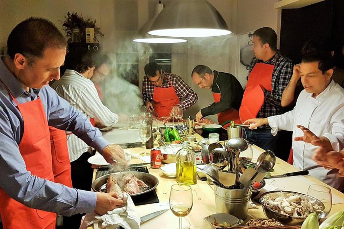 un grup de persones a la cuina preparant menjar