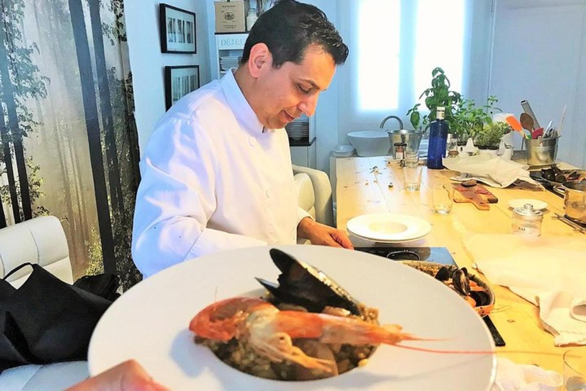 kokk seisab laua taga, taldrikul homaar