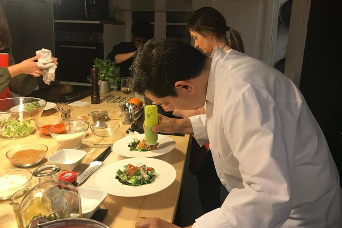 un home a la cuina preparant un plat de menjar