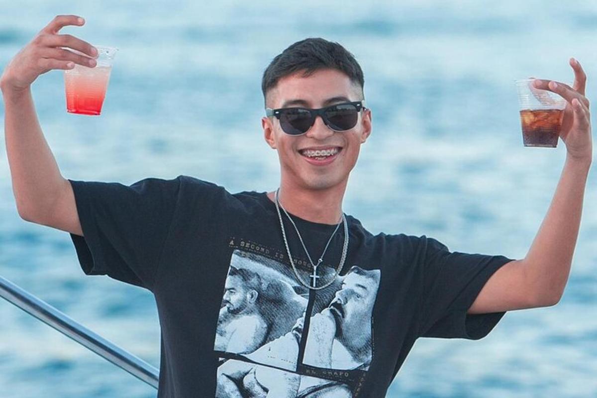 egy férfi két italt tart a levegőbe