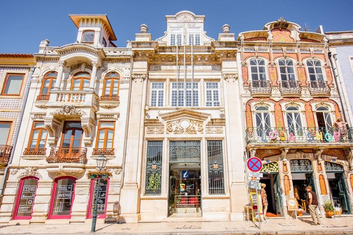 un gran edifici amb moltes finestres al carrer