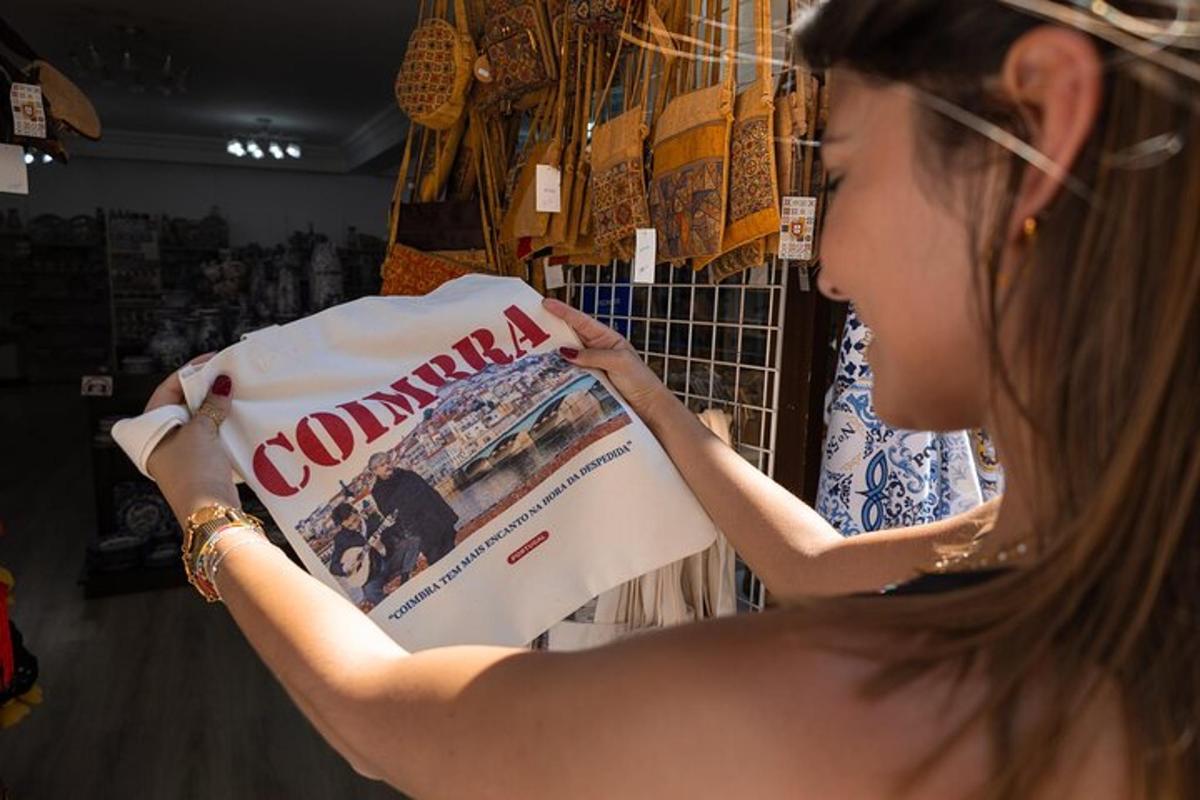 Egy nő magazint tart a kezében egy boltban