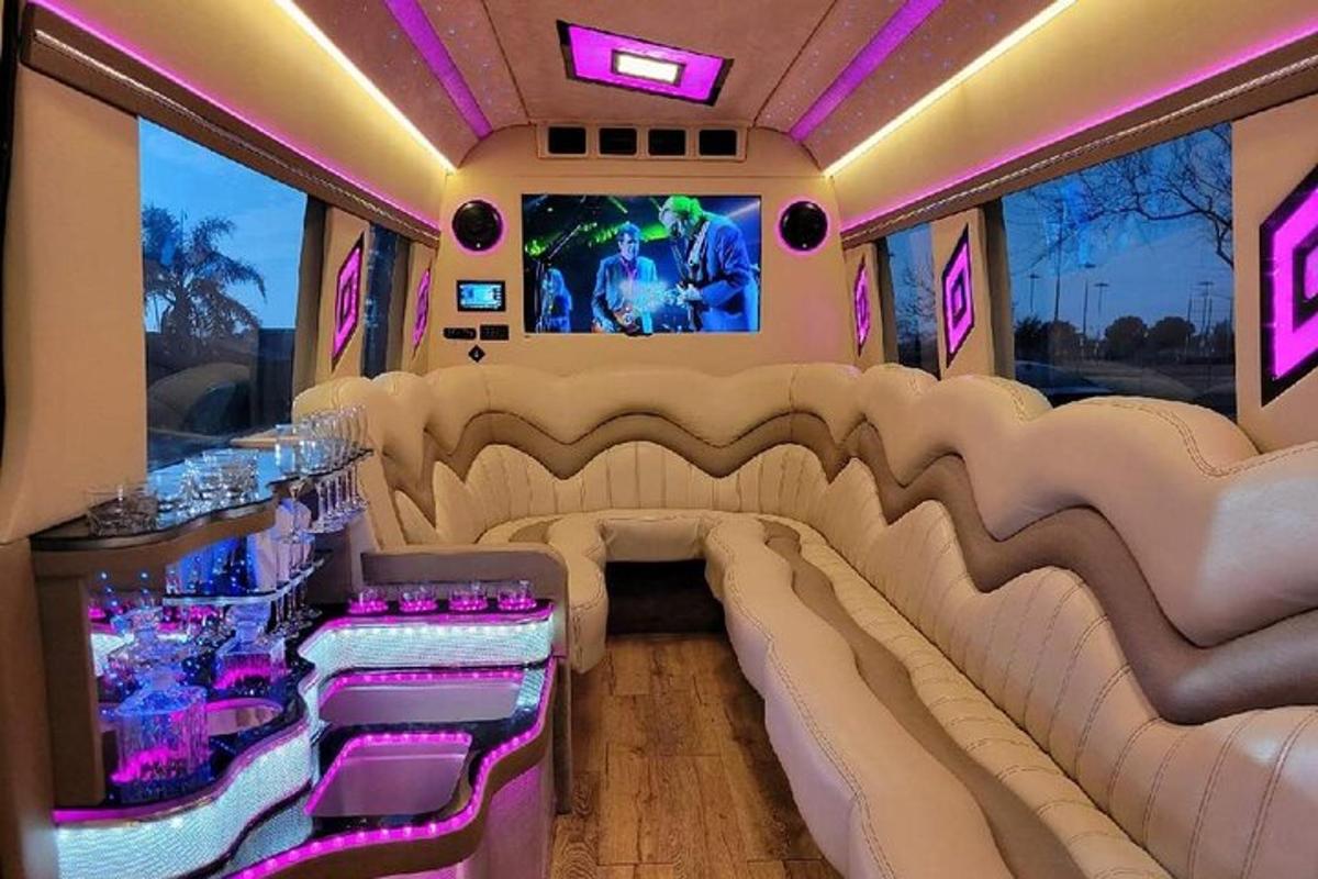 jedáleň v autobuse so stolmi a televízorom