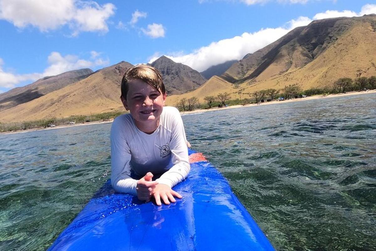una giovane ragazza che viaggia su una zattera blu nell'acqua