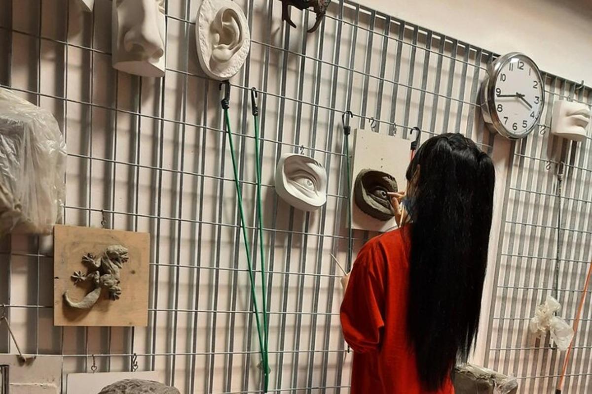 一位女士看着墙上挂着的钟表