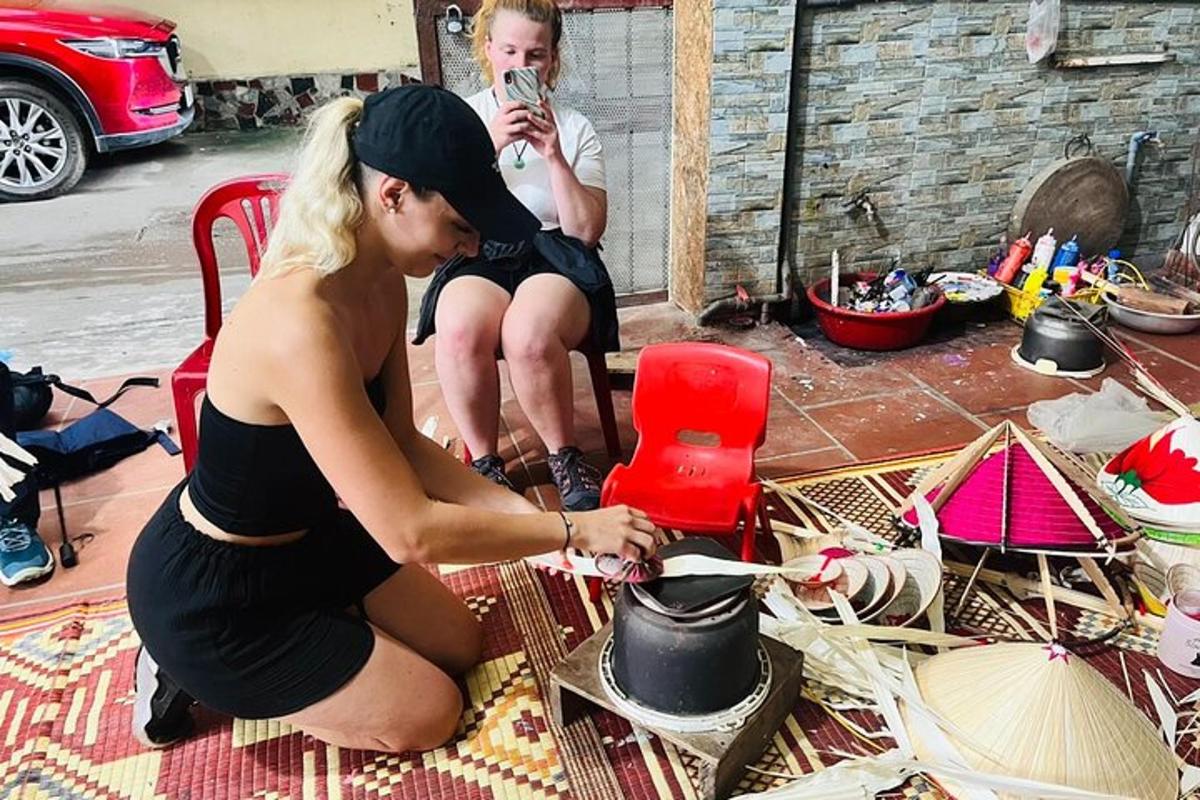 一名女子坐在地上，手里拿着一个锅