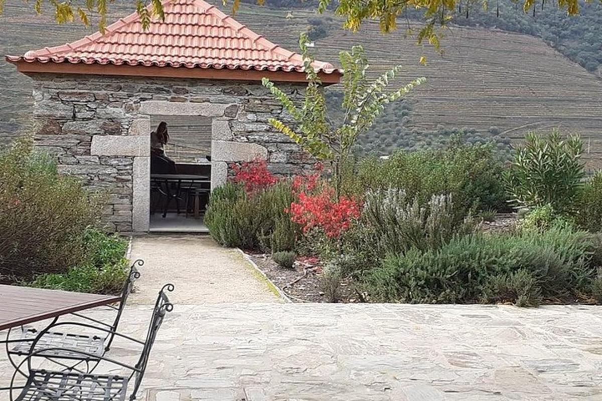 un edificio con un tavolo e sedie in un giardino