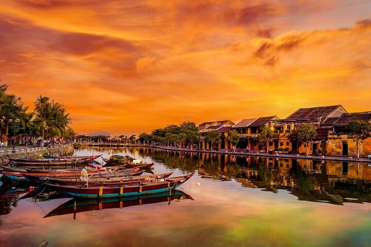 un dipinto di barche in acqua con un tramonto