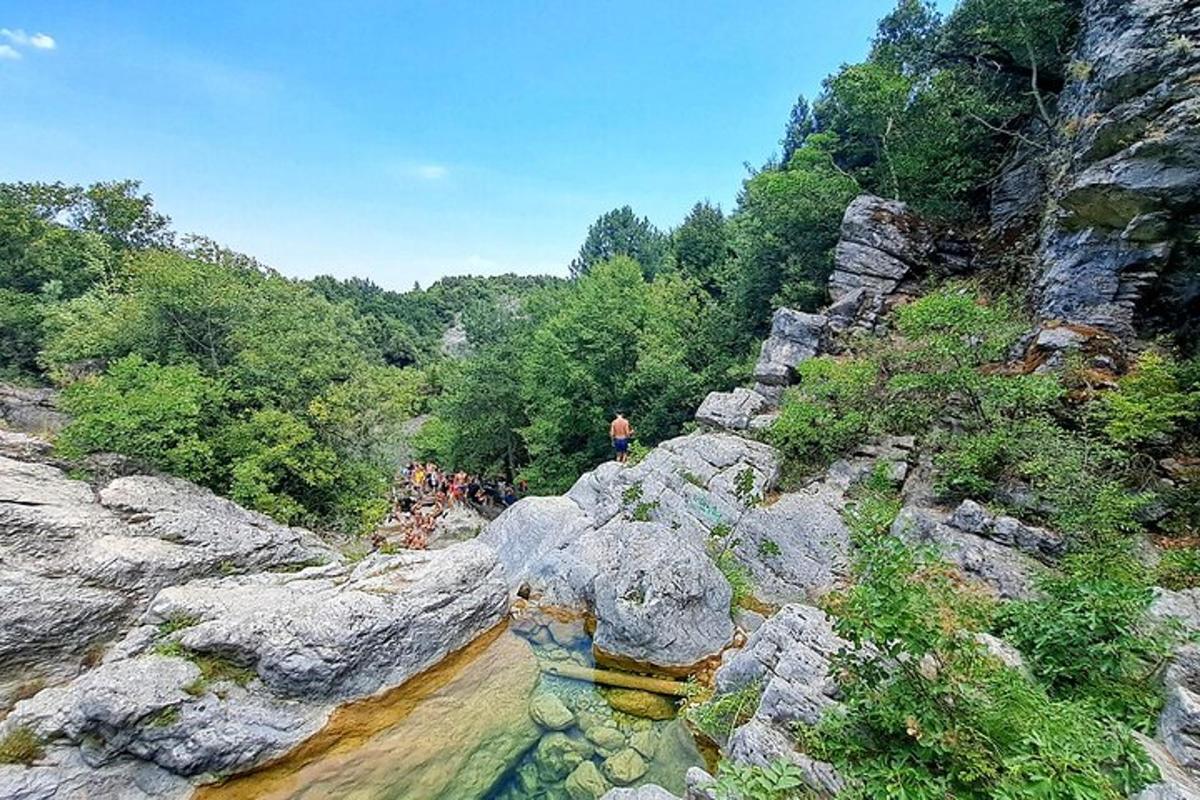 eine Gruppe von Menschen, die auf Felsen in einem Fluss stehen
