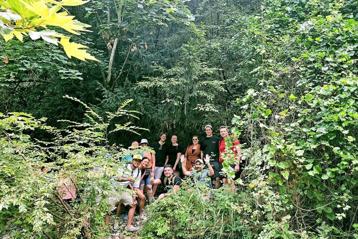 grupp inimesi poseerib metsas pildi jaoks