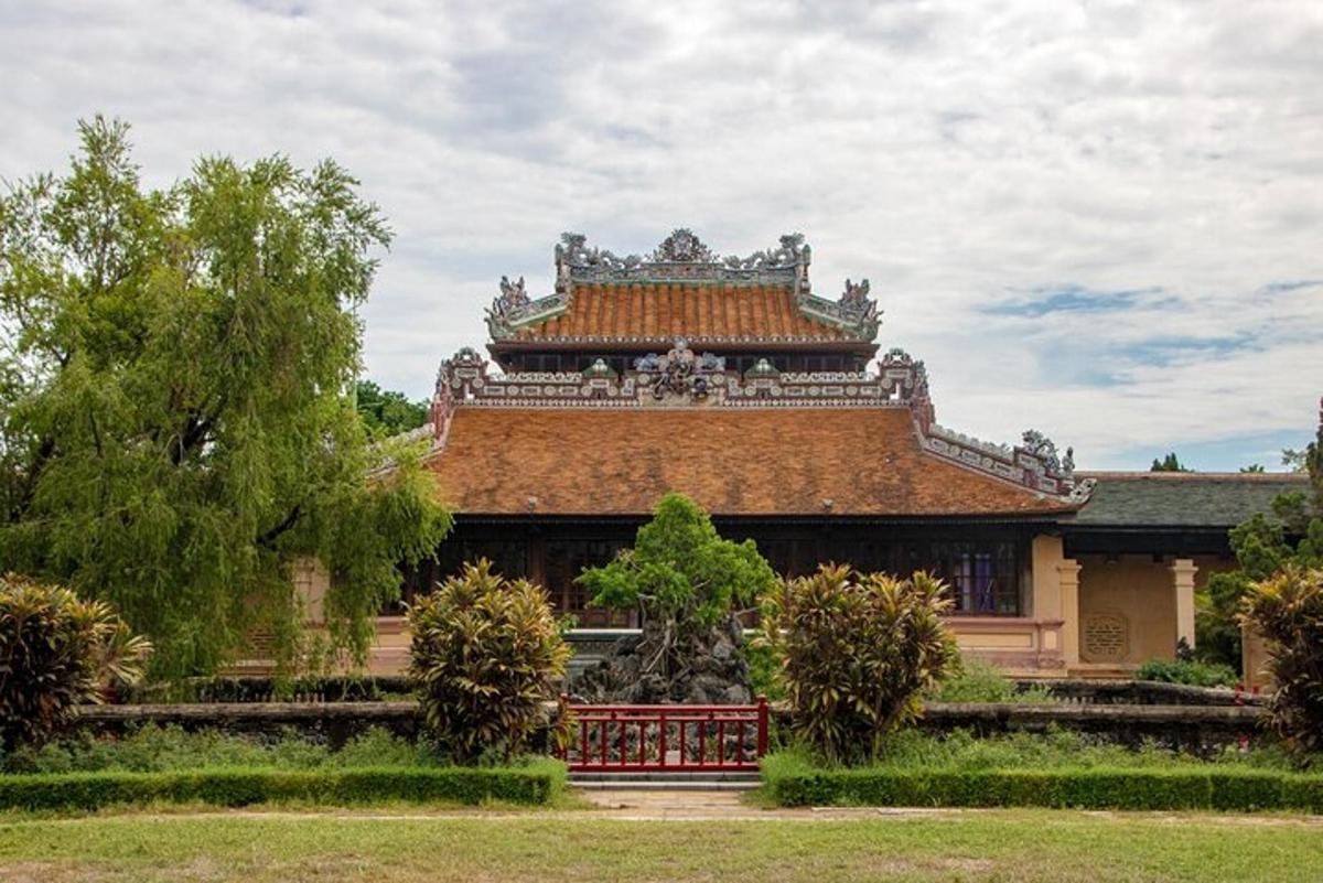 un grande edificio con un tetto in un parco
