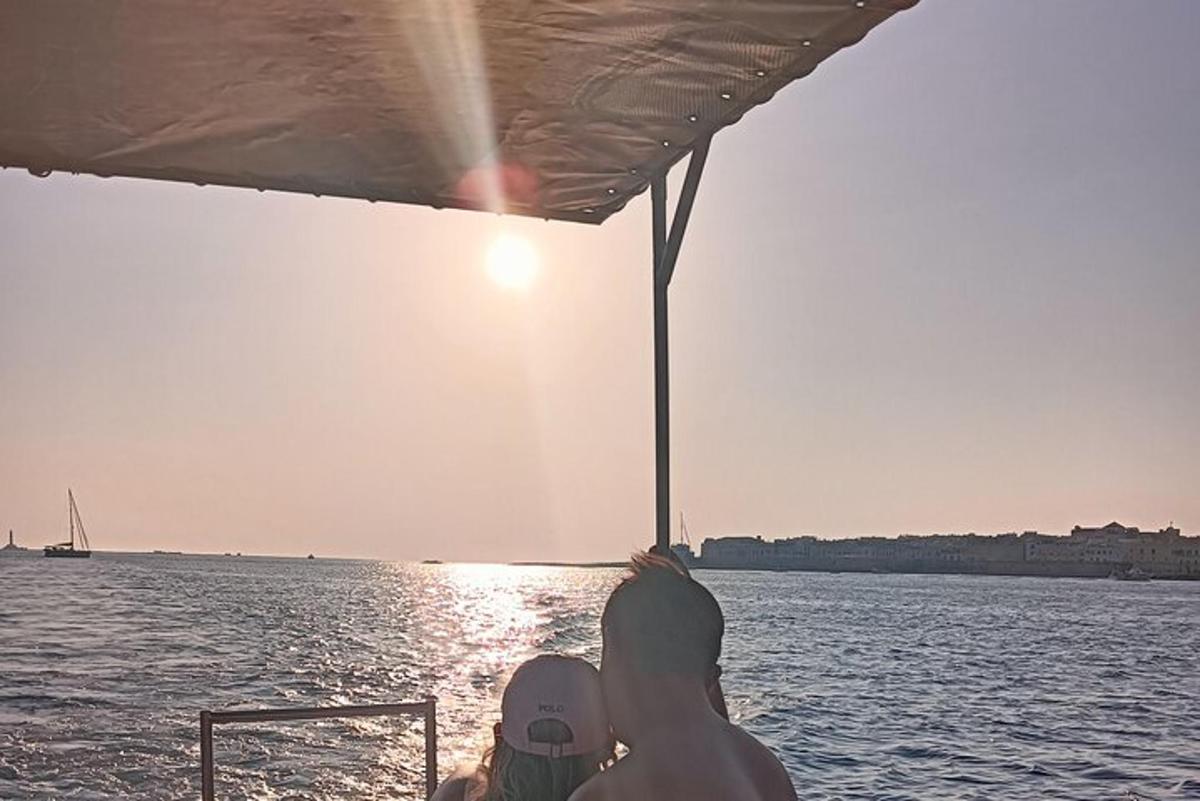 muž a žena na lodi ve vodě