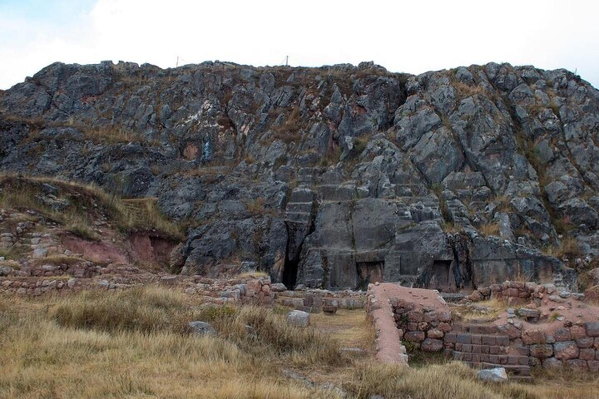 gunung batu yang besar dengan bangunan di hadapannya