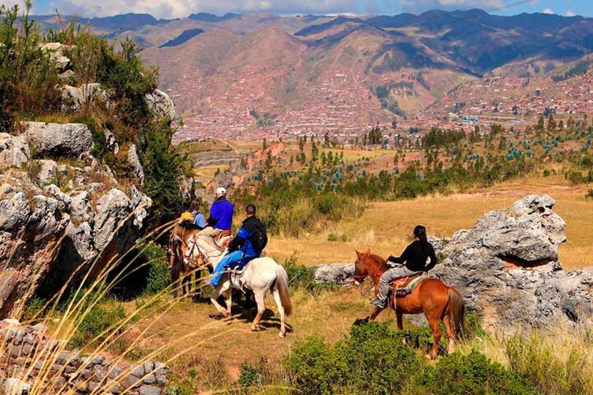 sekumpulan orang menunggang kuda di atas bukit