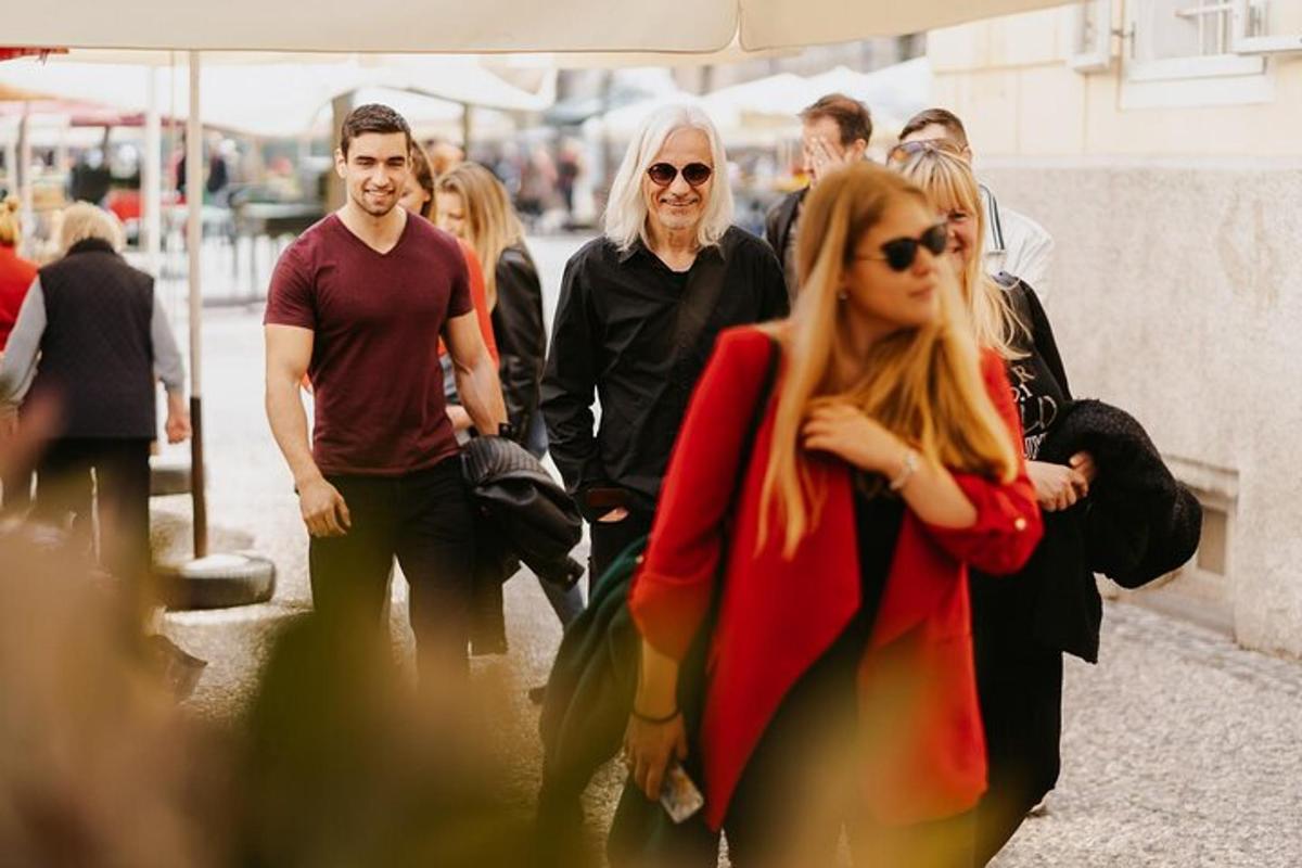 grupp inimesi, kes kõnnivad mööda tänavat