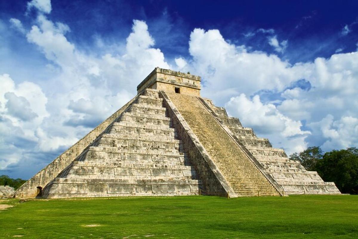 una piramide in mezzo a un campo