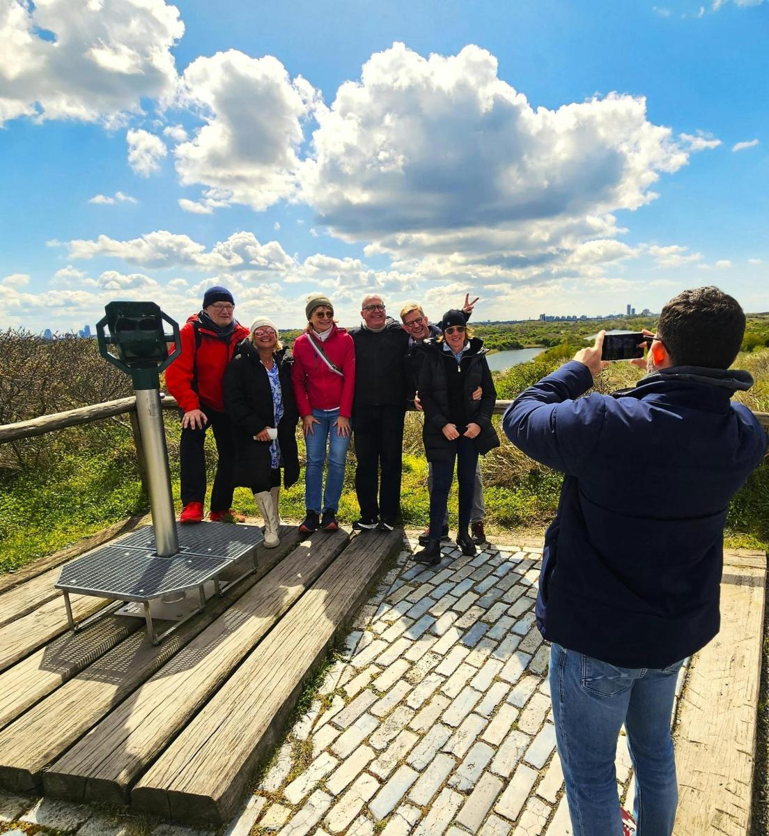muž fotografující skupinu lidí