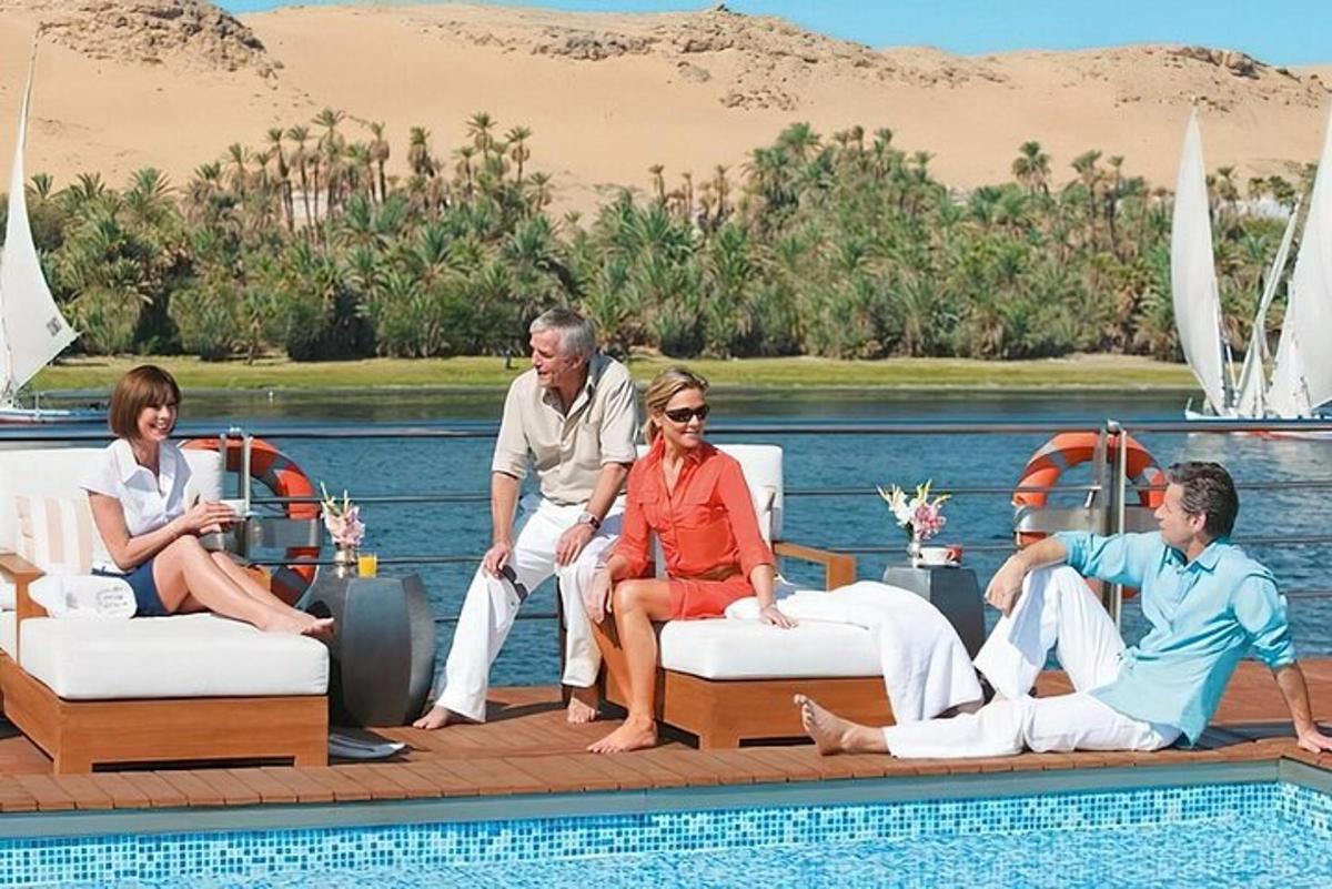 Un grupo de personas sentadas alrededor de una piscina en un barco.
