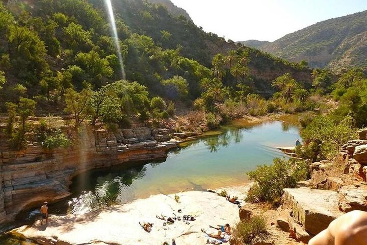 μια θέα ενός ποταμού σε μια κοιλάδα