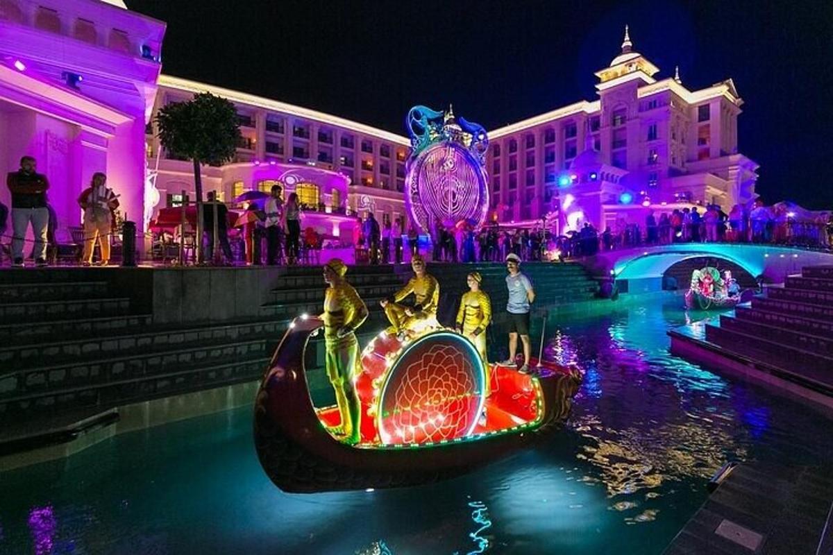un gruppo di persone che navigano su una gondola in acqua di notte