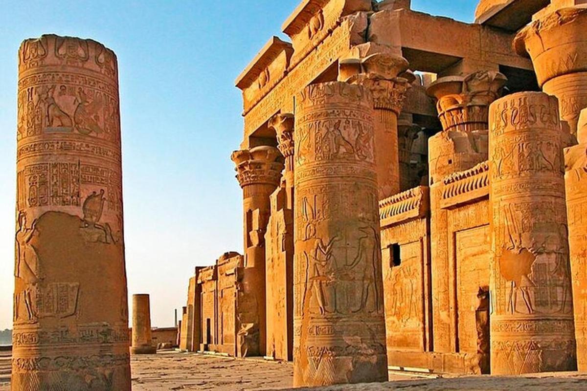 un antico edificio con colonne e dipinti su di esso