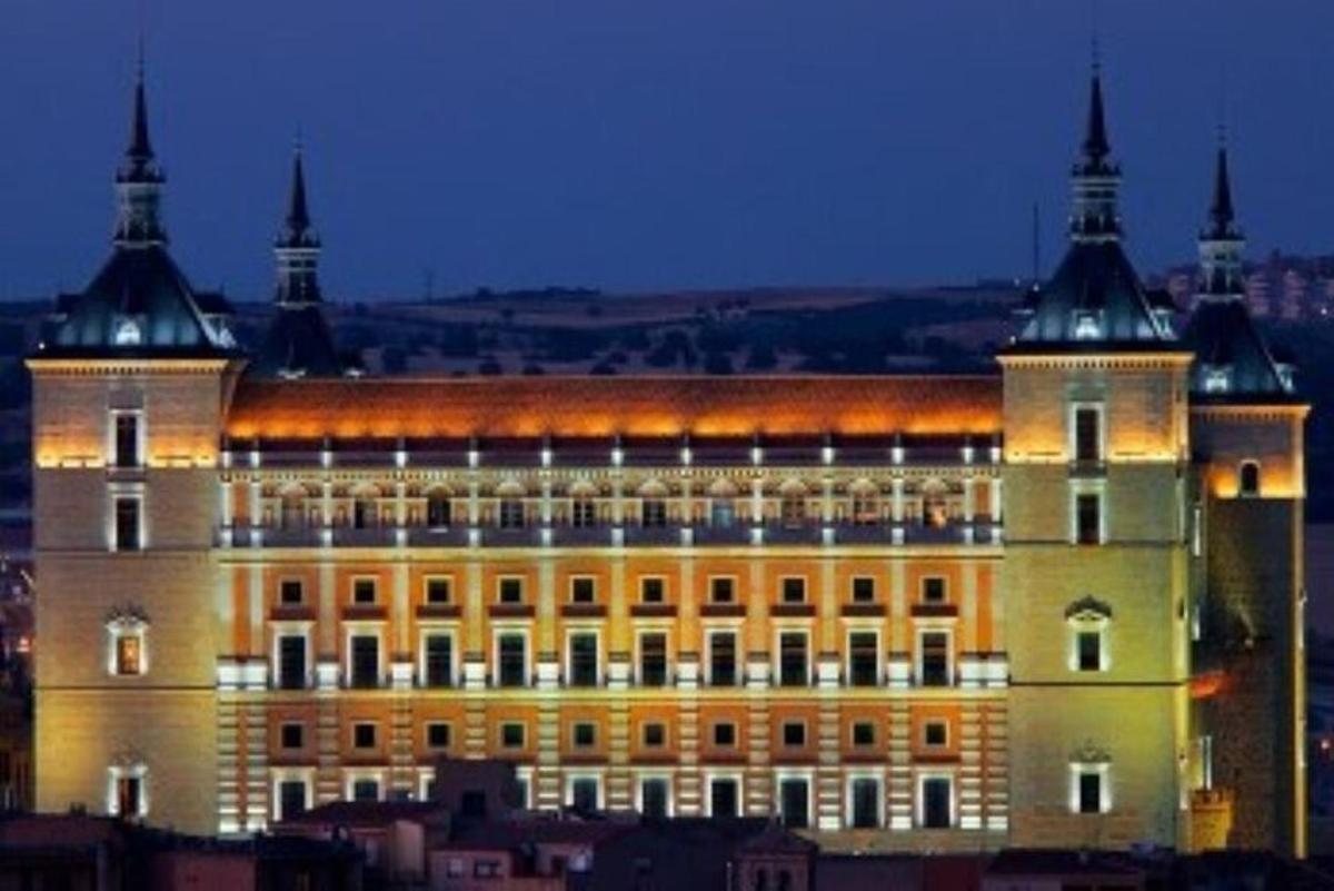 Un gran edificio está iluminado por la noche.