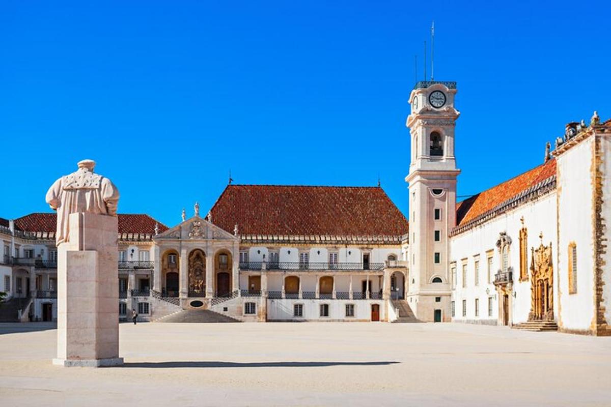un gran edifici amb una torre del rellotge al davant
