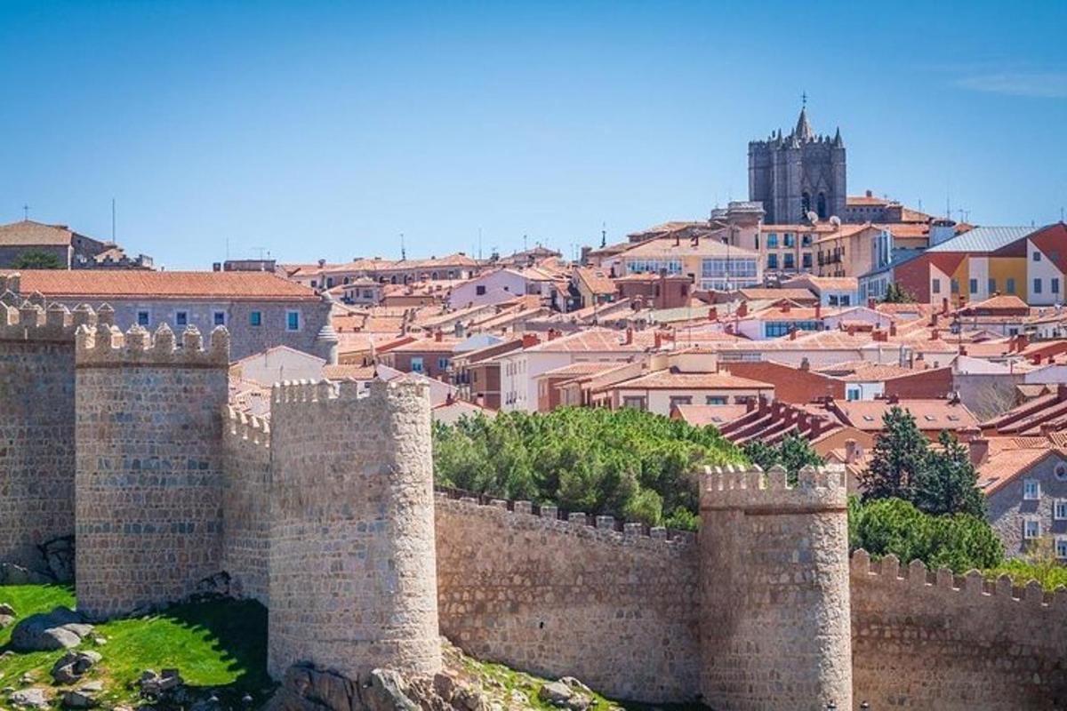 una vista d'una ciutat des de darrere d'una muralla