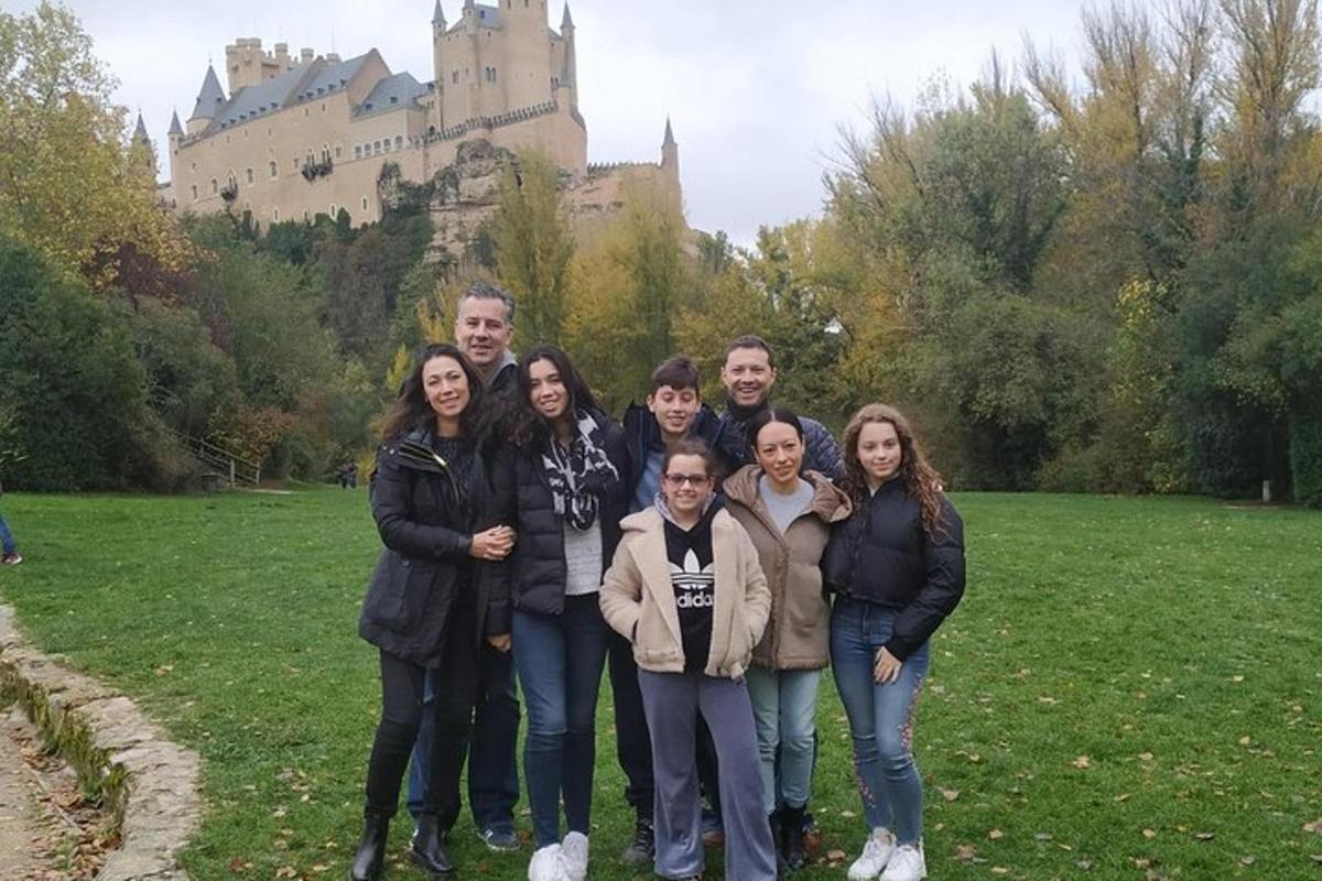 un gruppo di persone in posa per una foto davanti a un castello