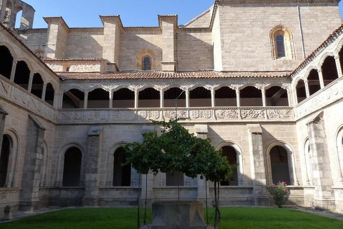 un grande edificio con un albero nel cortile