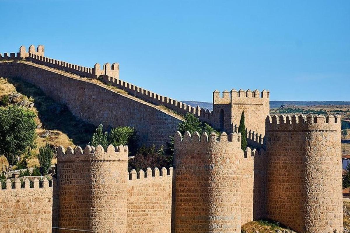 un gran castell amb torres i un pont